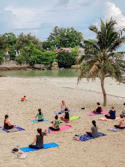 Beach yoga class bu fierce fitness